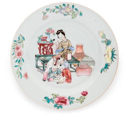 EIN CHINESISCHER FAMILLE-ROSE-TELLER MIT RUBINROTE