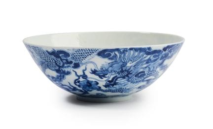EINE CHINESISCHE BLAU-WEIßE „DRACHE-UND-PHÖNIX“-SC