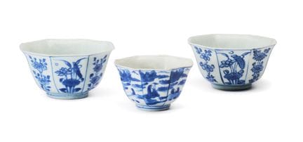 EIN PAAR CHINESISCHE BLAU-WEIßE ACHTSEITIGE SCHÜSS