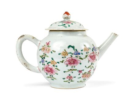 EINE CHINESISCHE FAMILLE-ROSE-TEEKANNE MIT DECKEL 