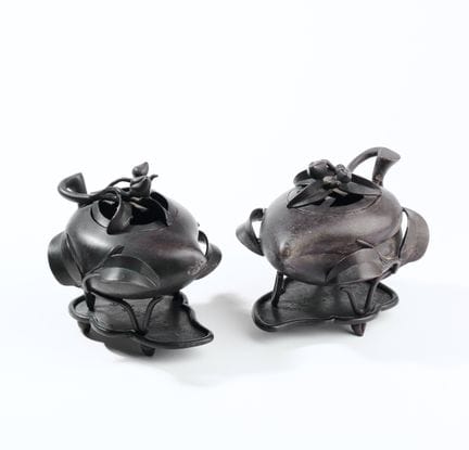 EIN PAAR CHINESISCHE BRONZE-RÄUCHERFÄSSER IN FORM 