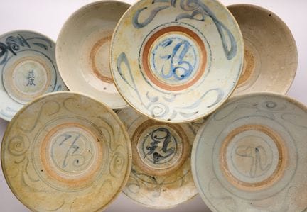 EINE GRUPPE VON ACHT BLAU-WEISSEN SCHÜSSELN AUS SW