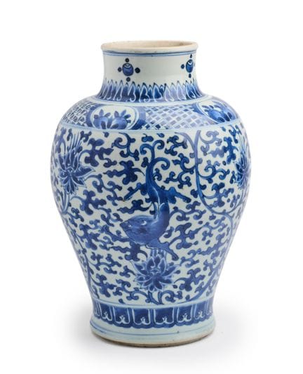 EINE CHINESISCHE BLAU-WEIßE „CHILONG UND LOTUS“-VA