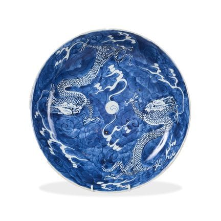 EIN GROSSER CHINESISCHER BLAU-WEISSER „DRACHEN“-TE