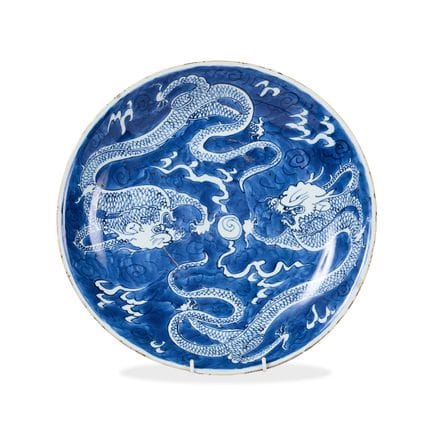 EIN GROSSER CHINESISCHER BLAU-WEISSER „DRACHEN“-TE