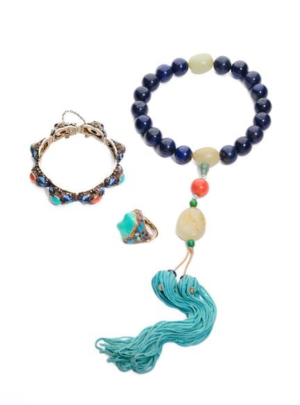 EIN CHINESISCHES LAPIS-LAZULI-ROSENKRANZ-ARMBAND, 