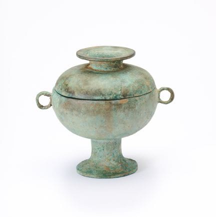 EIN KLEINES CHINESISCHES RITUALGEFÄSS AUS BRONZE A