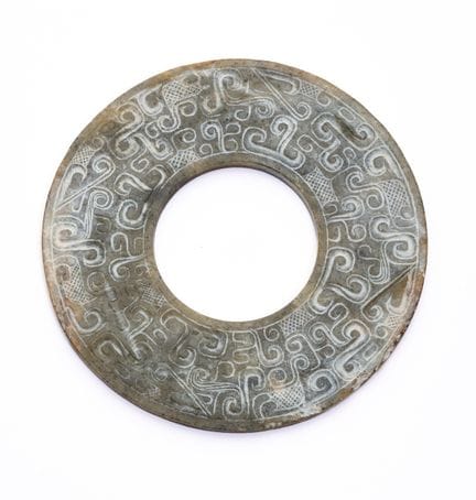 ‡ EIN CHINESISCHER GRÜNER JADE-BI, ZEIT DER STREIT