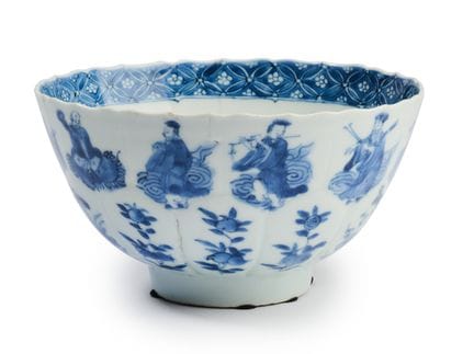 EINE SELTENE CHINESISCHE BLAU-WEIßE SCHÜSSEL, QING