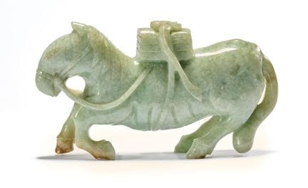 EINE CHINESISCHE JADEIT-SKULPTUR EINES PFERDES, QI