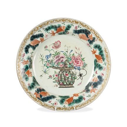EINE GROSSE CHINESISCHE FAMILLE-ROSE-SCHALE MIT DE