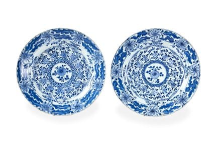 EIN GROSSES PAAR CHINESISCHER BLAU-WEISSER TELLER,