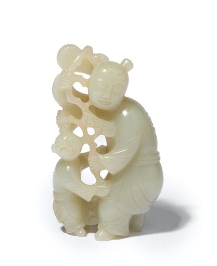 EINE AUS CELADON-JADE GESCHNITZTE FIGURENGRUPPE EI