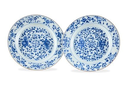 EIN PAAR CHINESISCHE BLAU-WEIßE TELLER, KANGXI-ZEI