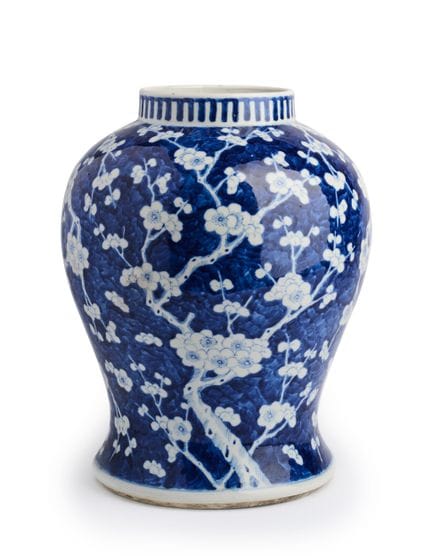 EINE CHINESISCHE BLAU-WEIßE BALUSTERVASE, QING-DYN