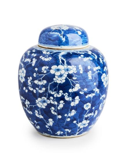 EINE CHINESISCHE BLAU-WEIßE VASE MIT DECKEL, QING-