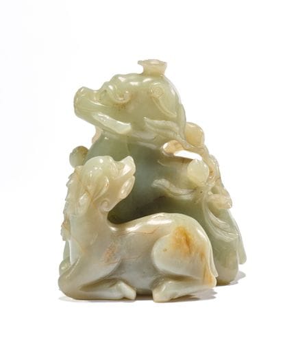 EIN CHINESISCHER JADE-KYLIN MIT JUNGEM, QING-DYNAS
