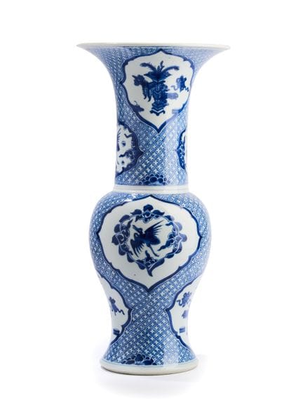 EINE CHINESISCHE BLAU-WEIßE YENYEN-VASE, QING-DYNA