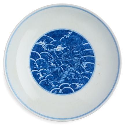 EINE CHINESISCHE BLAU-WEIßE „DRACHEN“-SCHALE, MIT 
