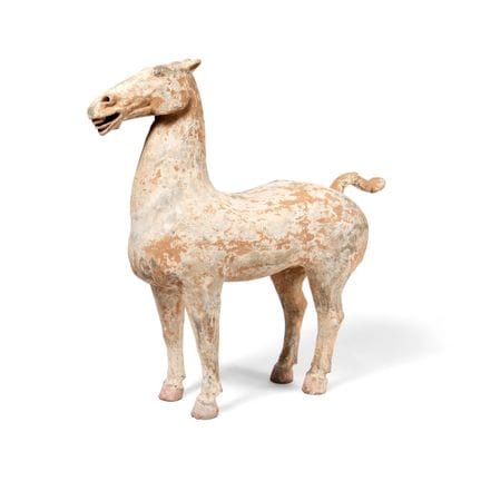 EIN CHINESISCHES PFERD AUS BEMALTER KERAMIK, WESTL