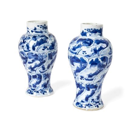 EIN PAAR CHINESISCHE BLAU-WEIßE, GEFORMTE BALUSTER