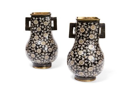 EIN PAAR CHINESISCHE CLOISONNE-EMAIL-VASEN, SPÄTE 