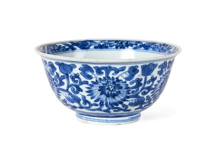 EINE CHINESISCHE BLAU-WEIßE „CHRYSANTHEMUM“-SCHÜSS