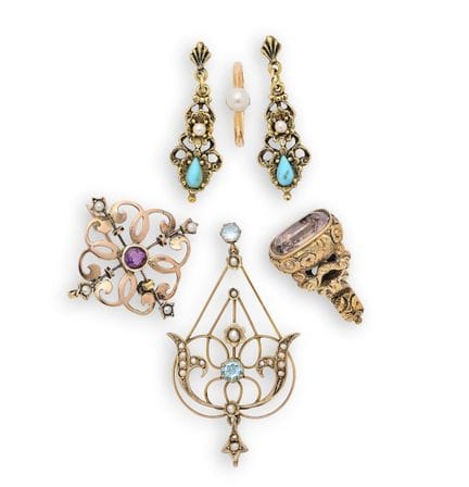 UNE COLLECTION DE BIJOUX 
comprenant : deux penden