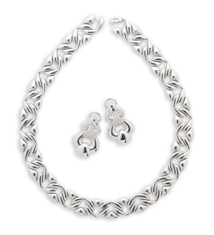 DIAMOND DEMI PARURE 
包括一条项链和一对吊坠耳环，由相互交错的心形链节组成，点缀