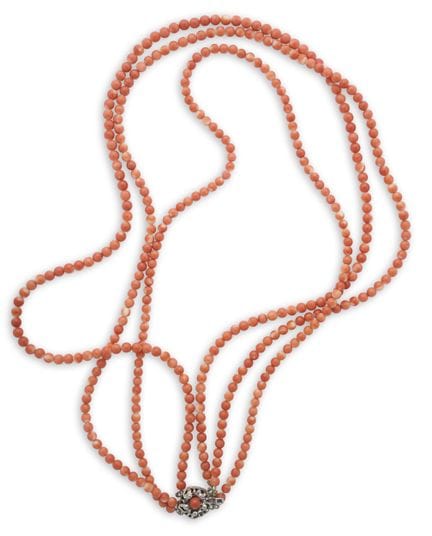 ? COLLIER EN CORAIL 
composé de trois rangées régu