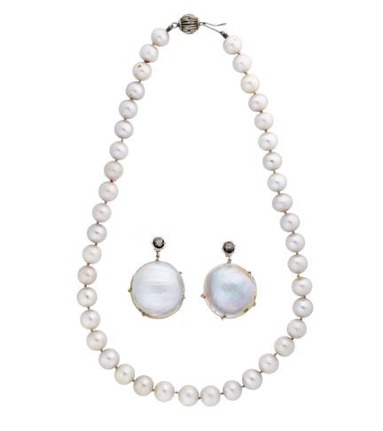 PAIRE DE BOUCLES D'OREILLES PENDANTIFS EN PERLES M