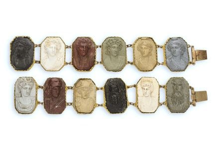 PAIRE DE BRACELETS EN CAMÉOS DE LAVE, années 1840 