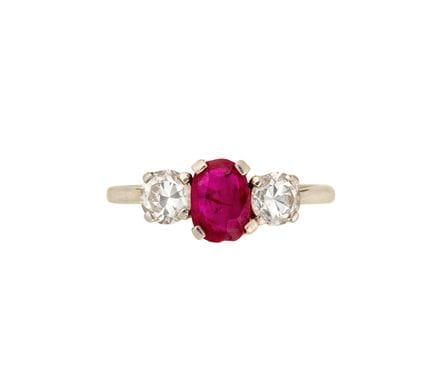 BAGUE À TROIS PIERRES EN RUBIS ET DIAMANTS, 1976 
