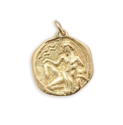 卡地亚：黄金星座吊坠，1978年
描绘水瓶座，刻有“Cartier”字样，带有制造商标记及18K金质