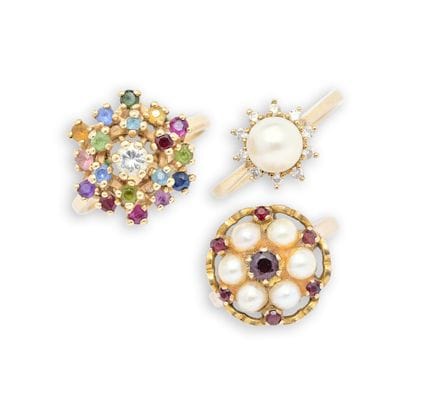TROIS BAGUES 
comprenant une bague sertie de pierr