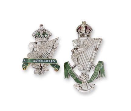 BROCHE DU RÉGIMENT DES ULSTER RIFLES, EN ÉMAIL ET 