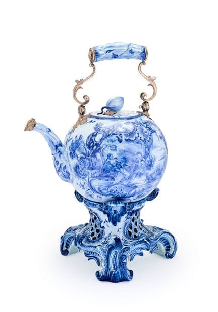 EINE NIEDERLÄNDISCHE DELFT-TEEKANNE AUF FUSS, VERM