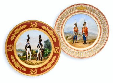 ‡ ZWEI RUSSISCHE PORZELLANTELLER MIT SPÄTERER „MIL