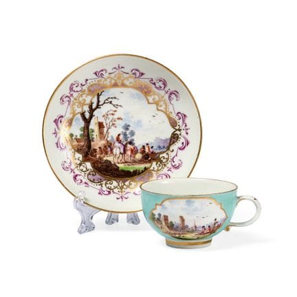 TASSE UND UNTERTASSE AUS MEISSENER PORZELLAN MIT T