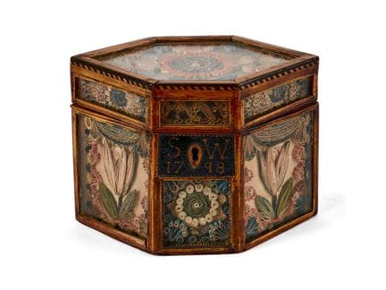 EINE TEEDOSE IM GEORGE-III-STIL MIT PAPIERROLLE, D