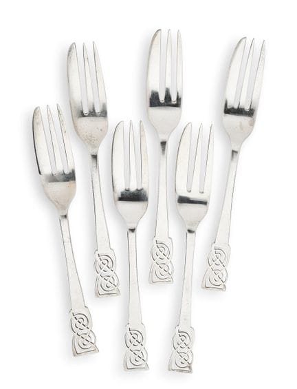 EIN SET AUS ACHTZEHN SILBERNEN KUCHENGABELN AUS DE