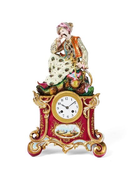 EINE FIGURALE KAMINUHR AUS PARISER PORZELLAN IM „T