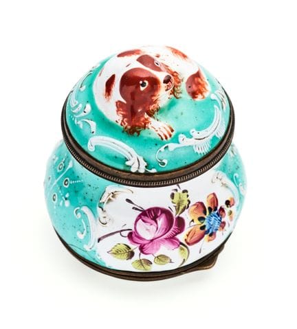 EINE ENGLISCHE EMAILLIERTE „SPANIEL“-DOPPELBOX, SO