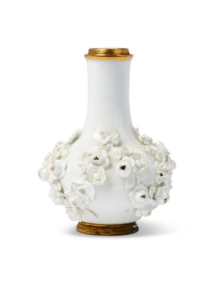 VASE AUS WEISSEM MEISSENER PORZELLAN MIT BLÜTENKRU