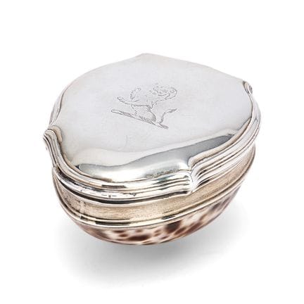 EINE MIT SILBER VERZIERTE KOWRIE-MUSCHEL-SNUFFBOX 