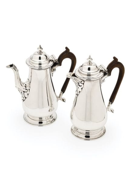EIN PAAR SILBERNE CAFÉ-AU-LAIT-KANNE AUS DER ZEIT 