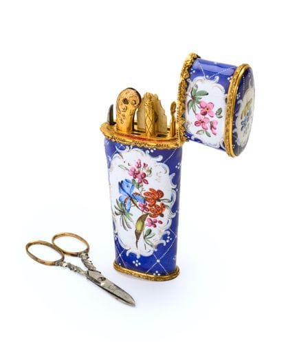 ◉ EIN ENGLISCHES EMAILLE-ETUI, SOUTH STAFFORDSHIRE