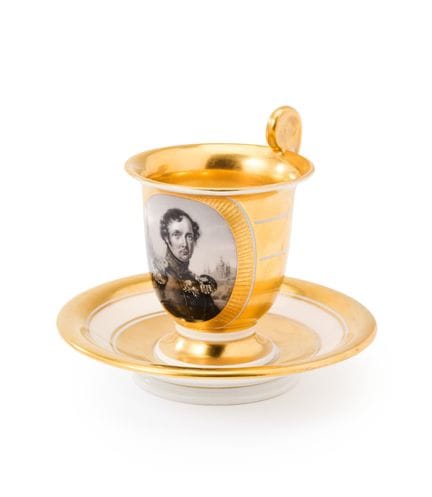 ‡ Eine russische Porzellan-Tasse mit Untertasse mi
