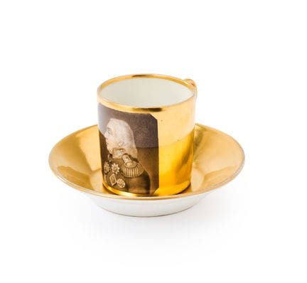 ‡ Eine russische Porzellan-Tasse mit Untertasse mi