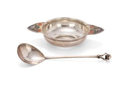 EIN KLEINER QUAICH AUS SILBER UND EMAILLE IM EDWAR